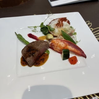 お肉料理とロブスター