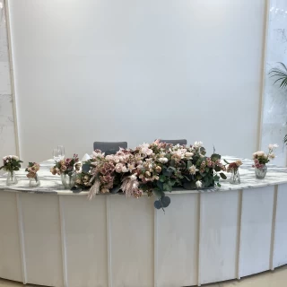白を基調とした披露宴会場の高砂