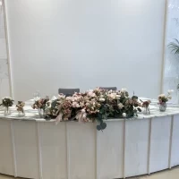 白を基調とした披露宴会場の高砂