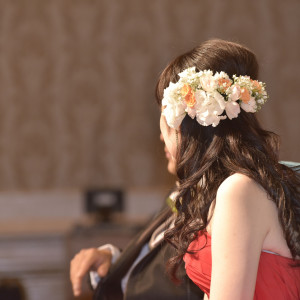 装花と合わせたヘアスタイル|634223さんのホテルグランヒルズ静岡（旧ホテルセンチュリー静岡）の写真(2529129)