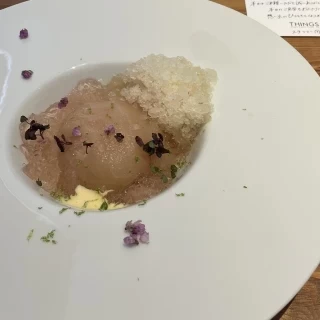 桃のコンポートとアイスクリーム、大葉のグラニテ