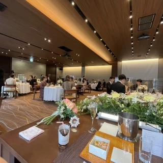 披露宴会場は茶色を基調としておりナチュラルな雰囲気です