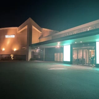 夜はライトアップされ幻想的です