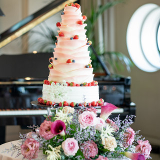 入刀用のケーキです。前の花はオプションです。