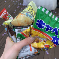 テラスでのお菓子ばら撒き。