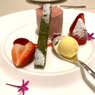 博多あまおう苺のムースと八女抹茶のブラウニー