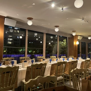 夜は夜景も楽しめる会場