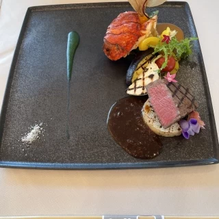 メインのオマール海老、牛肉