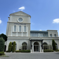 正面から見た建物