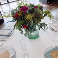 テーブル席の生花