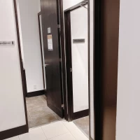 男性トイレと更衣室。遠方から来る人のためにあるそう