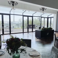 シックな披露宴会場の別方向から見た写真