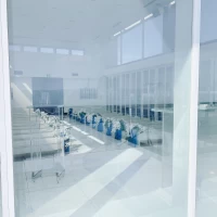 窓の外から中を見た様子