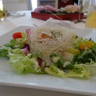 弱火で優しく火入れした大西洋鮭
新鮮な彩り野菜仕立て