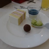 ウエディングケーキとずんだ餅、色が変わる杏仁豆腐