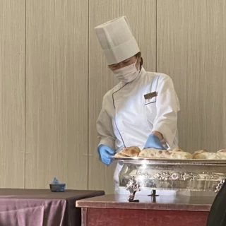 お肉料理を提供する際のパフォーマンス