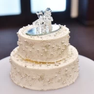 ウェディングケーキです。
ディズニーの置物は持ち込みです。