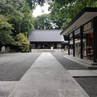神社の後ろには商業ビルなど一切なく、自然を感じる事ができます