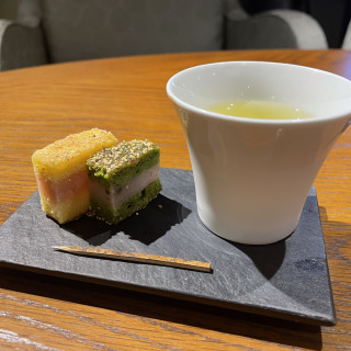 待っている間に最初にいただいたお茶菓子。