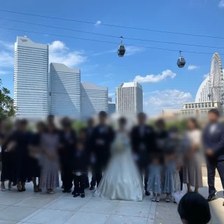 みなとみらいの景色をバックに集合写真