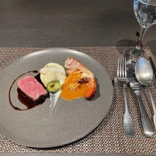 お肉とオマール海老
エビのソースが美味しかったです！