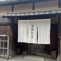 こちらの入口から案内されました。