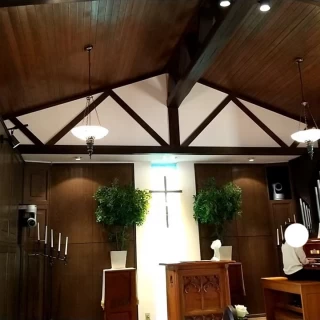 木目調の温かみあるチャペル