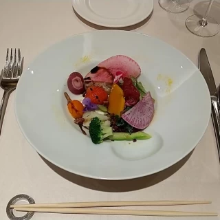 前菜  苺とバルサミコ、マグロの組合わせがおいしいかったです