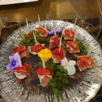 挙式と披露宴の間の立食の料理です