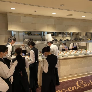 料理を準備するスタッフさん達