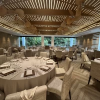 窓から緑や池が見える会場でした。