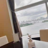 ブライダルカウンターからも海が見えます