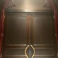 扉は茶色でクラシカルな雰囲気