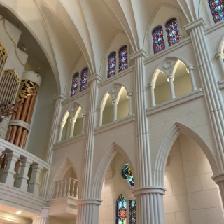 横もステンドグラスがありどこから写真を撮られても綺麗でした。