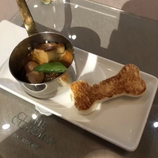 ペット婚を希望していたら、骨の型をしたパンを用意してくれた。