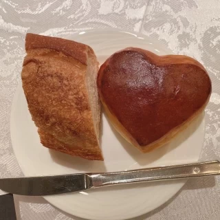 ハートのデニッシュと北海道産小麦のバゲット。