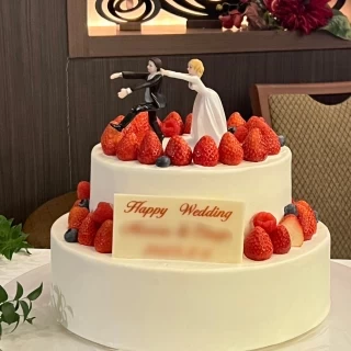 ウェディングケーキ。ケーキトッパーは持ち込みました。