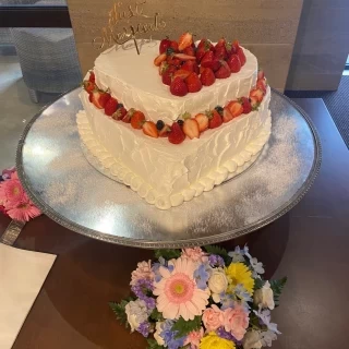 可愛らしいウェディングケーキ