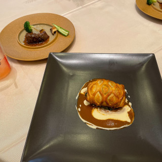 ひらめのパイ包と季節野菜と牛肉の網焼き