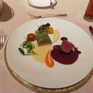 メインの肉と魚料理。フレンチなのでソースが濃いめです