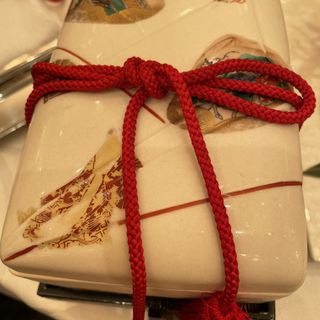 お刺身が玉手箱のような入れ物に入っていました。
