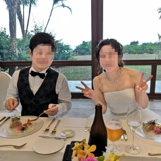 中庭を見ながら食事