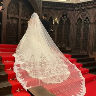 真っ赤な絨毯にドレスがとても映えます