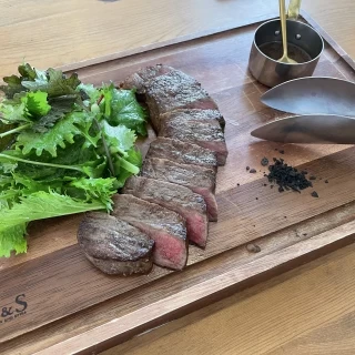 試食メイン(国産牛サーロインステーキ)
