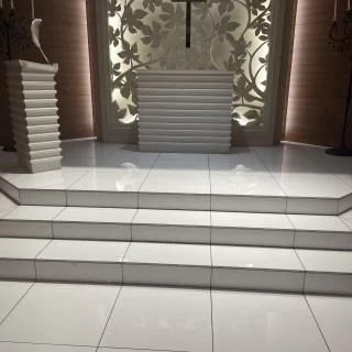 祭壇は広めで、ドレスのトレーンが映えるようにとのこと。