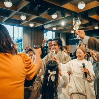 高砂でゲストが集まって乾杯。