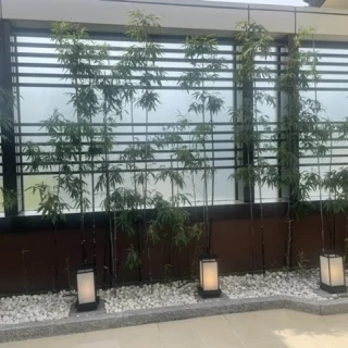 チャペル手前の道。吹き抜けになっています