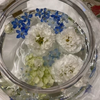 花は敷き詰めず一輪一輪見えるようにし小花を周りに散らす