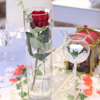 ゲストテーブルの装花。白い薔薇は演出のアクアのもの