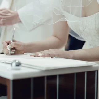 キリスト教式。結婚証明書はおしゃれだったので家に飾っています